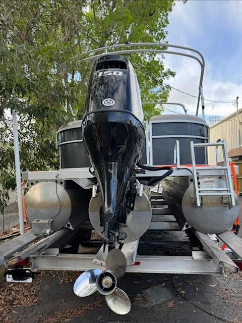 Pontoon boat with Suzuki 150 single repower
